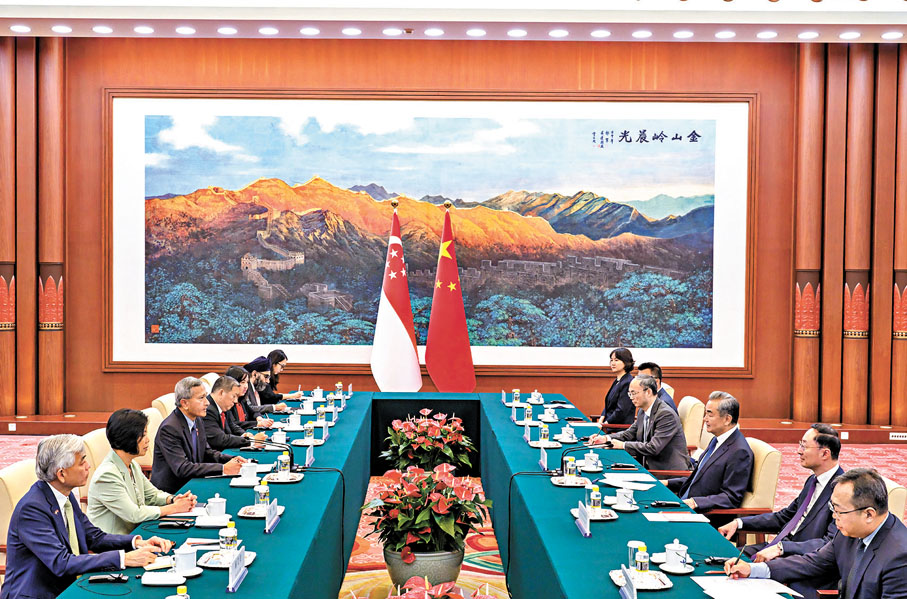 ●6月24日，中共中央政治局委員、外交部長王毅在北京會見新加坡外長維文。     新華社