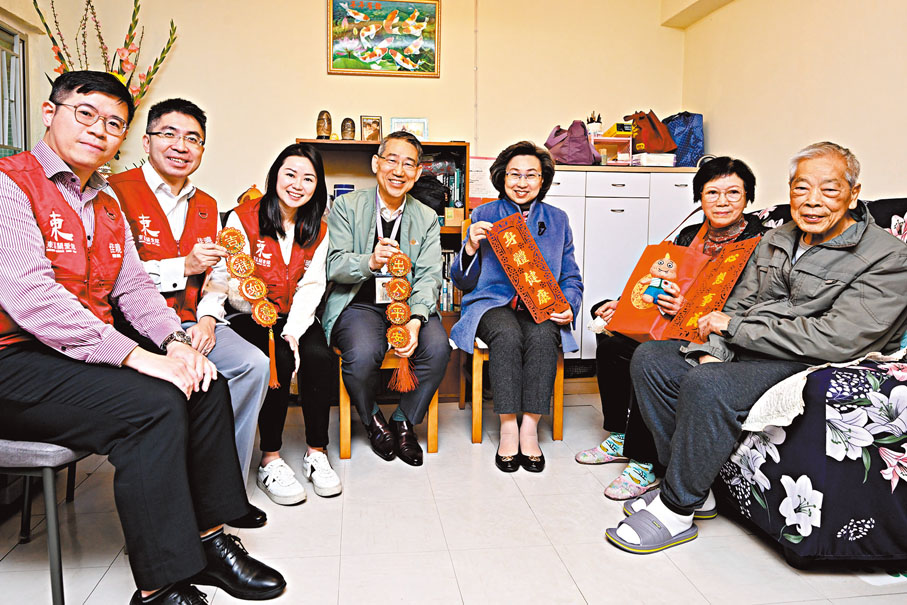 ●政府官員和東區關愛隊代表在歲晚探訪長者住戶。