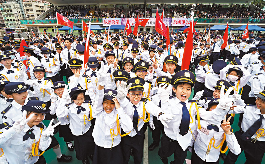 ●香港升旗隊總會期望國旗在公共屋邨扎根飄揚。圖為該會去年舉辦學生升旗隊檢閱禮。