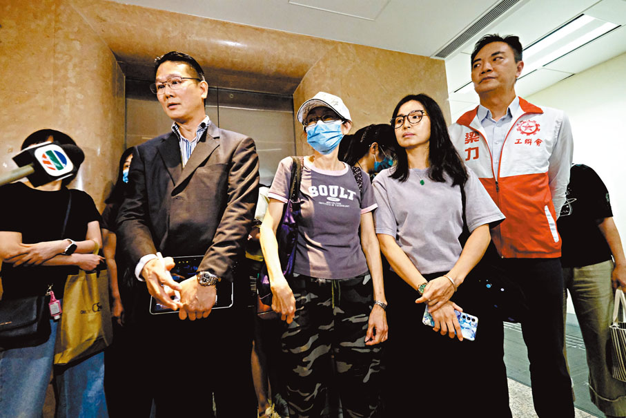 ●勞工處指截至昨午3時，已為120名大班員工登記資料。香港文匯報記者涂穴  攝