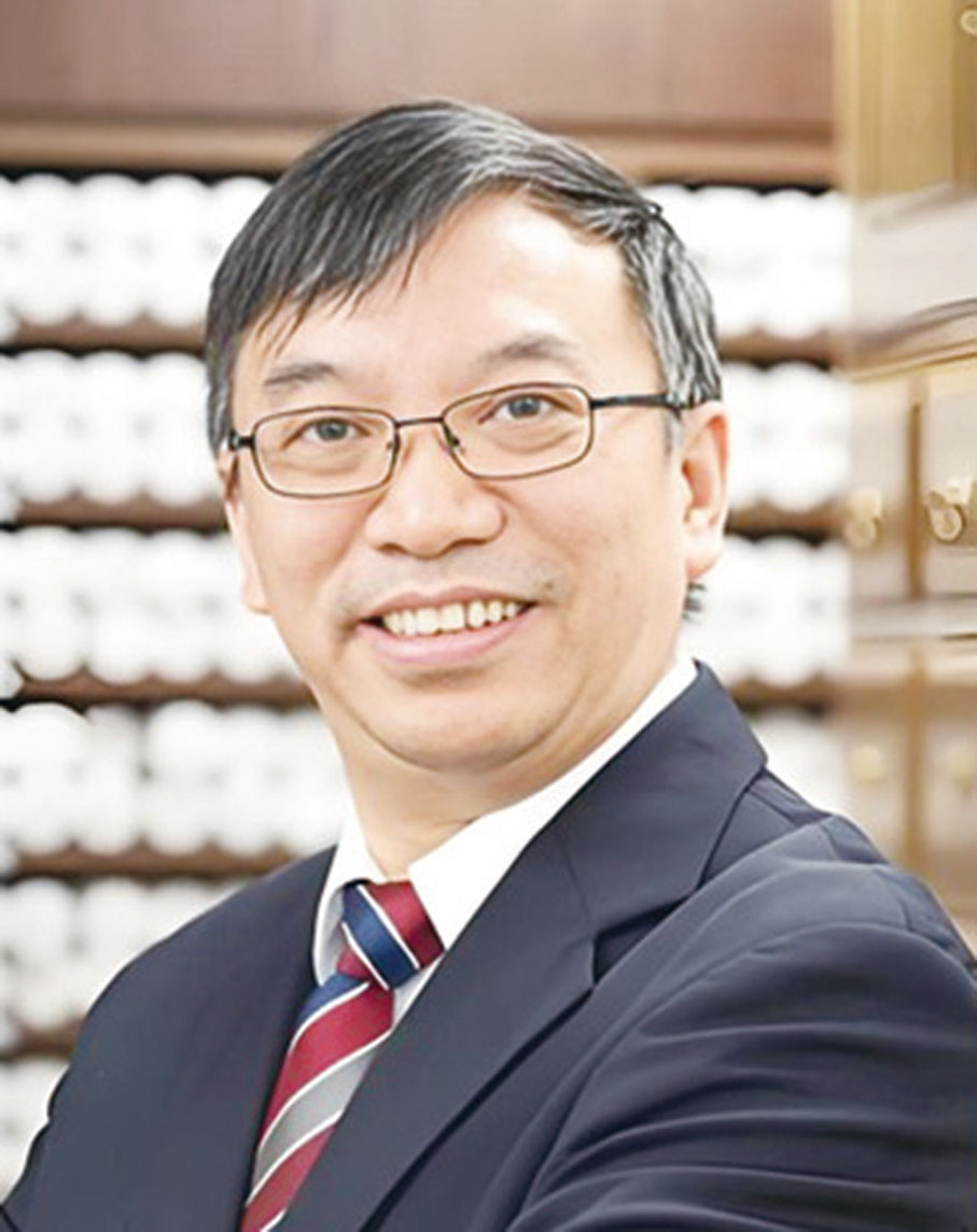 僑港中醫師公會會長彭增福：在國家《「十四五」中醫藥發展規劃》與香港健康產業升級戰略的雙重驅動下，中醫行業需構建「四維創新體系」以實現跨越發展：第一，技術差異化突破；第二，智慧醫療升維；第三，政策產學研聯動；第四，跨界生態共建。