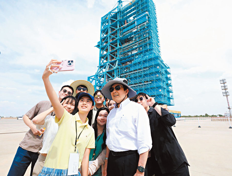 ●馬英九與台灣青年們認真聆聽講解後，紛紛在載人航天發射架前合影留念。 香港文匯報甘肅傳真