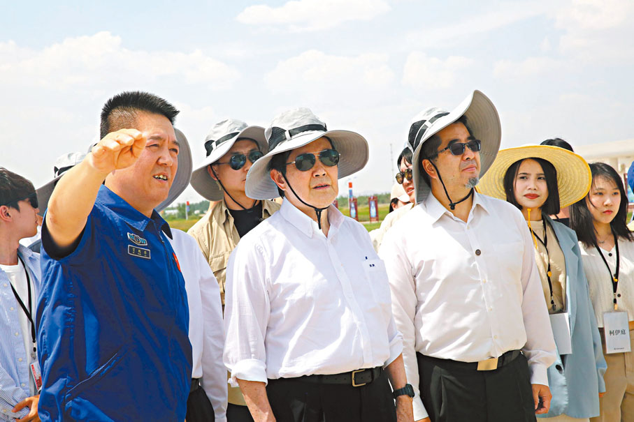 ●馬英九認真聆聽中國酒泉衛星發射中心工作人員賀鵬舉講解員的詳細介紹。 香港文匯報記者郭濤  攝