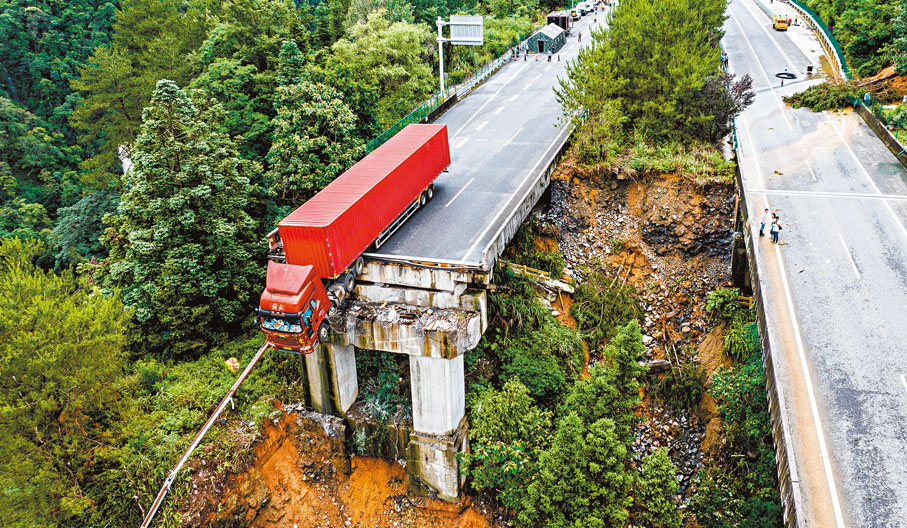 ●垮塌後的廈蓉高速猴子河特大橋引橋。新華社