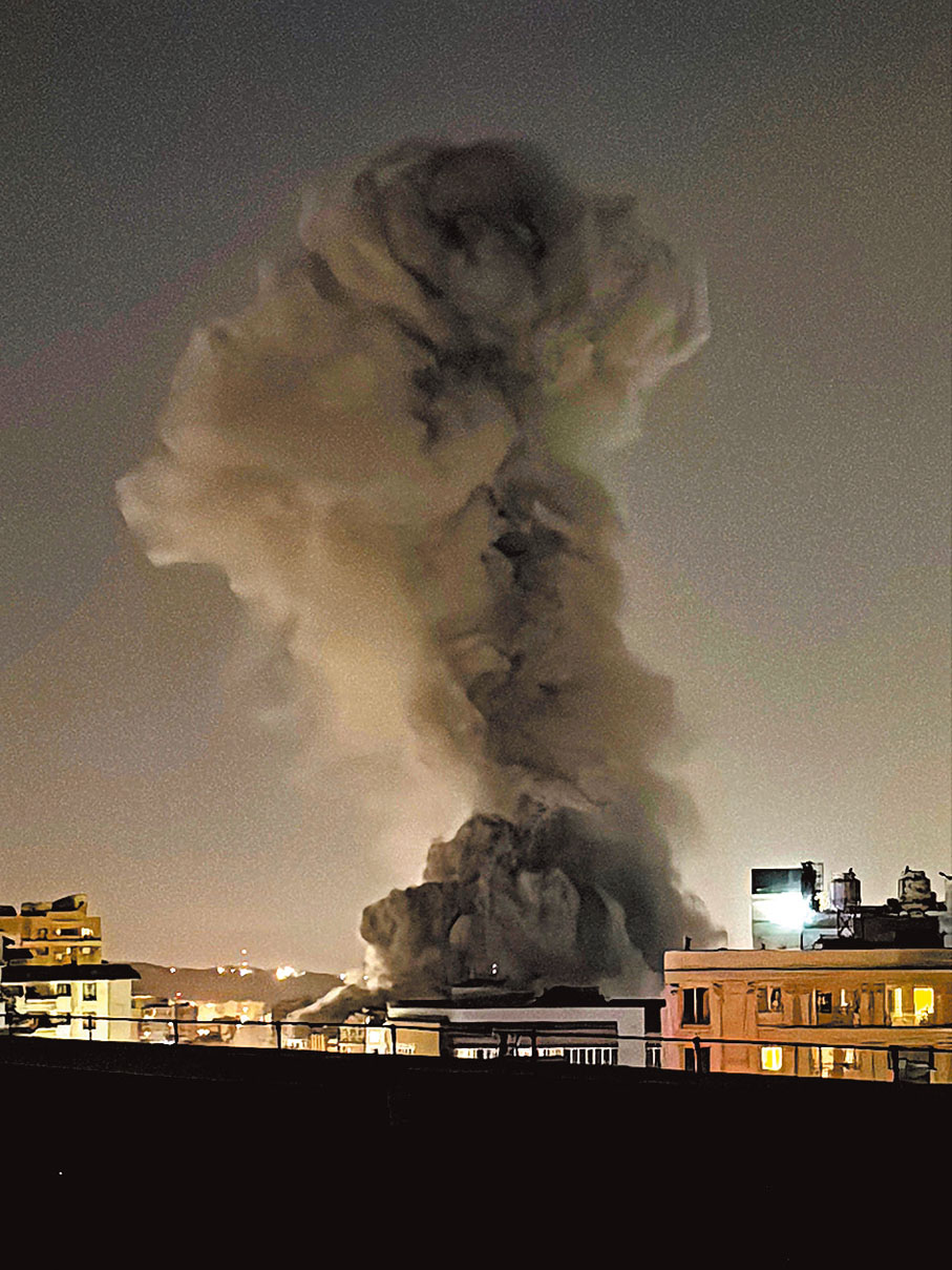 ●停火消息宣布前後，伊朗首都德黑蘭多地傳出導彈打擊聲音，有建築物冒出濃煙。 新華社