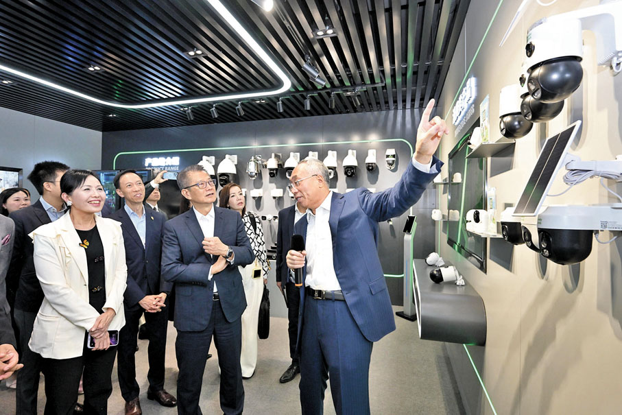 ●財政司司長陳茂波（前排右二）昨日到訪天津濱海高新技術產業開發區內創新企業。政府新聞處 