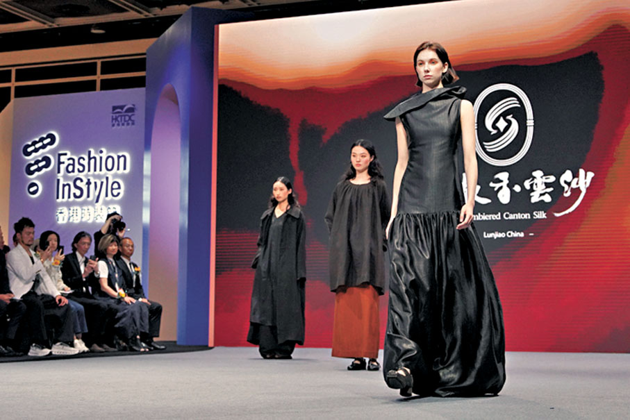 ●在NEXT@ Fashion InStyle時裝巡禮上，設計師展示運用創新物料製成的時尚服飾。