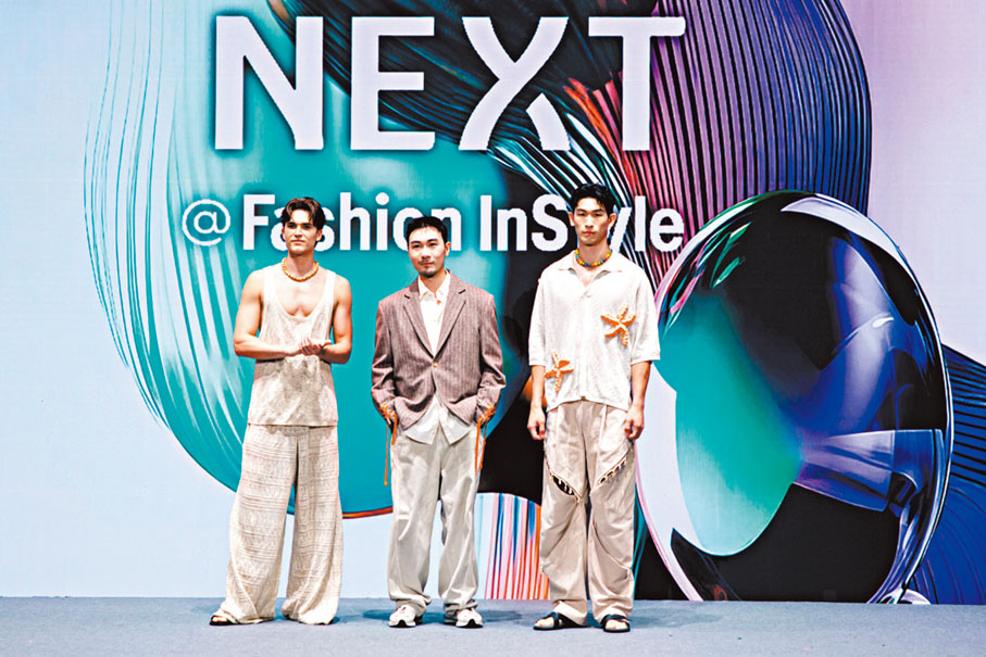 ●Toki Wong（中）以嶄新AlgaFila布料技術交織出夏日海岸風情。