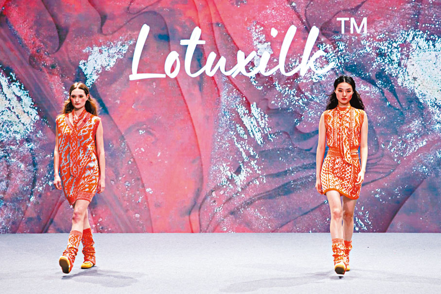 ●Arto Wong結合環保和時尚，為蓮絲纖維的米白與淺灰調注入新生命，打造全新時裝系列。