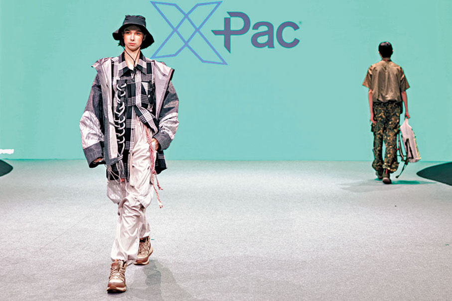 ●Johnson Chong以X-Pac科技性物料創作的服裝。