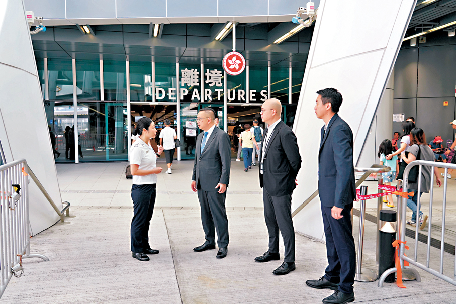 ●入境處處長郭俊峯（左二）昨日到香園圍和落馬洲支線管制站，聽取同事介紹e-道新服務。