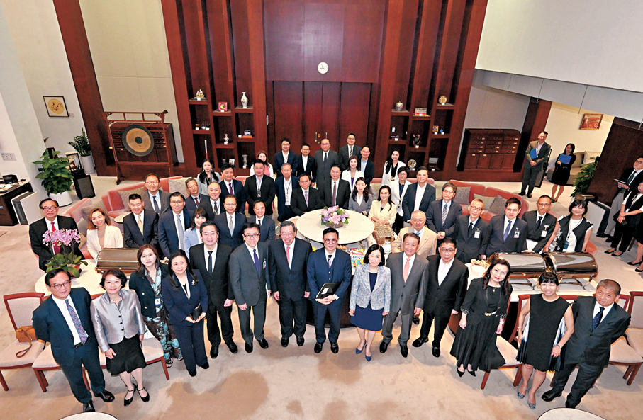 ●律政司副司長張國鈞、創科局局長孫東和署理商經局局長陳百里出席前廳交流會。