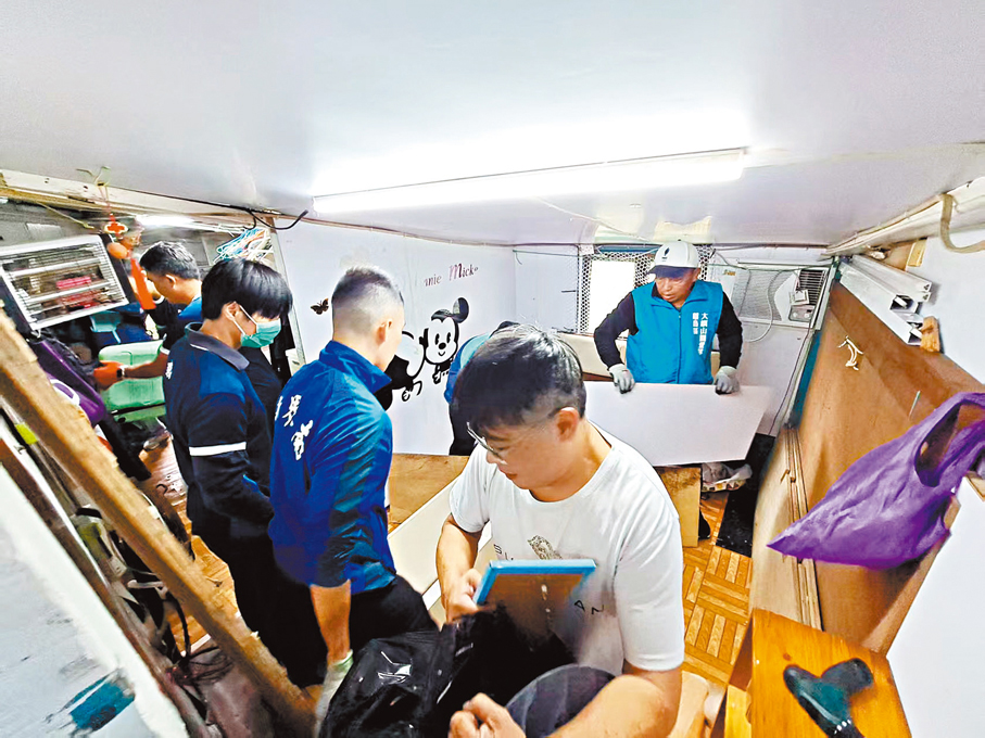 ●關愛隊在颱風前代搬電器及雜物等,在颱風過後還原及清理雜物。受訪者供圖