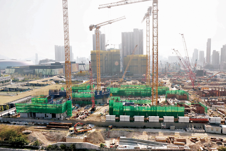 ●近年香港在建屋方面提速提量,公屋供應量大幅提升,圖為啟德世運道一號興建中的簡約公屋地盤。 資料圖片