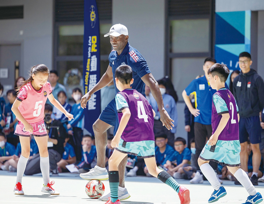 ●曼聯名宿約基(Dwight Yorke)早前來港到訪「賽馬會學界足球發展計劃」的夥伴學校,與足球校隊學生切磋球技。