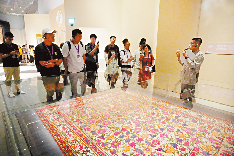 ●「同心築夢 共謀發展」粵港澳媒體灣區行聯合採訪團昨日到香港故宮文化博物館參觀展品。大公文匯全媒體記者黃洋港 攝