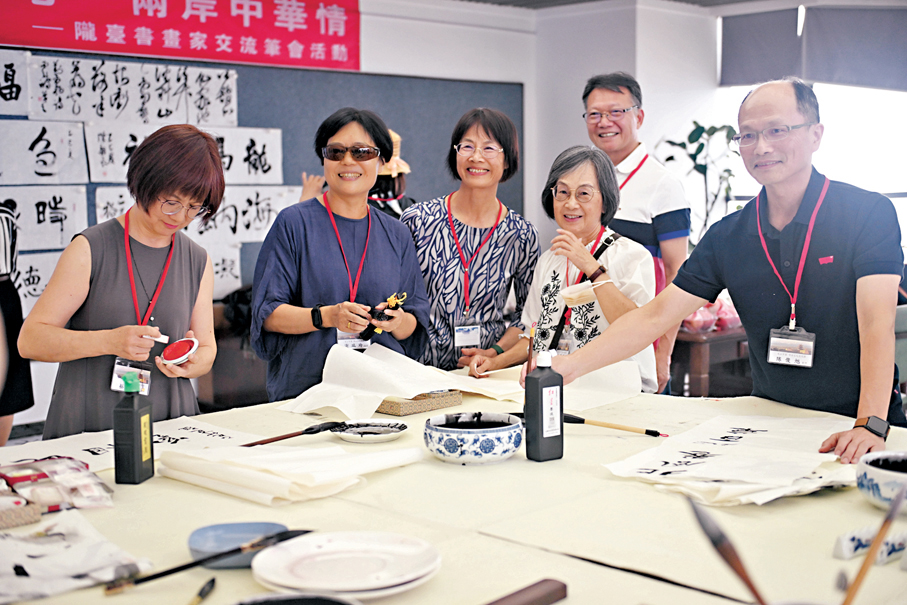 ●6月24日「翰墨繪同心 兩岸中華情」隴台書畫家交流筆會活動在甘肅省蘭州市舉行。 中新社