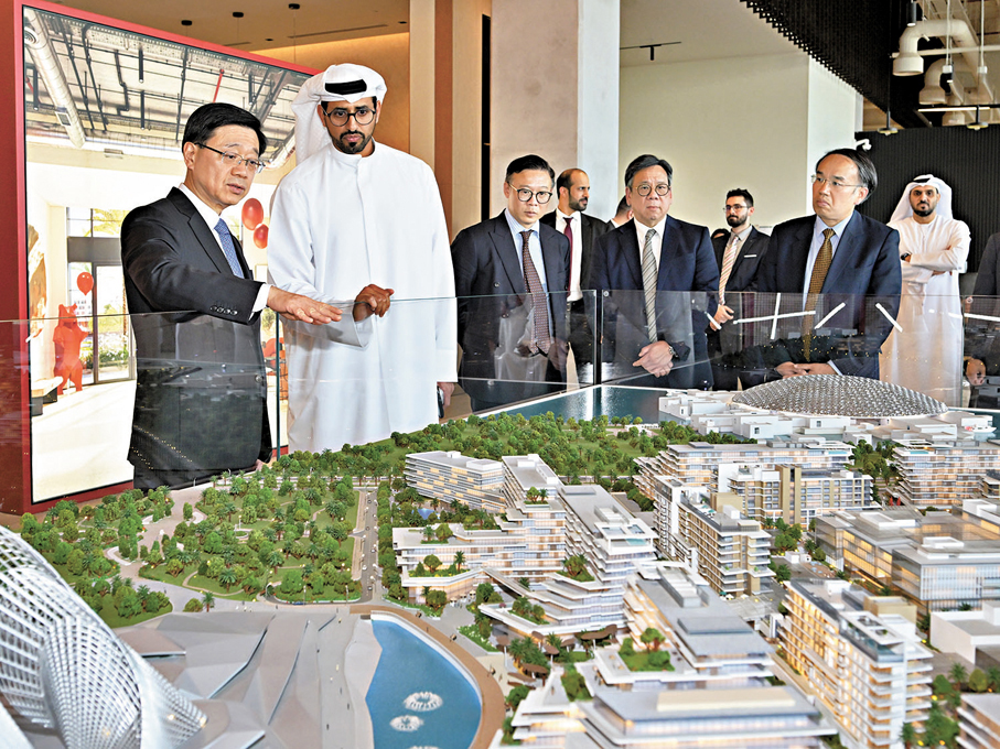 ●就任特首3年來，李家超訪問了12個國家，簽署了多項經貿協議並轉化為合同與訂單。圖為李家超出訪阿聯酋，參觀阿布扎比房地產項目。 資料圖片