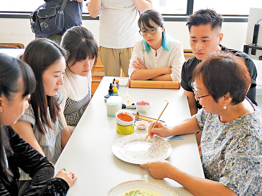 ●何廖綺玲為廣彩製作技藝進階班的學員作繪製示範。