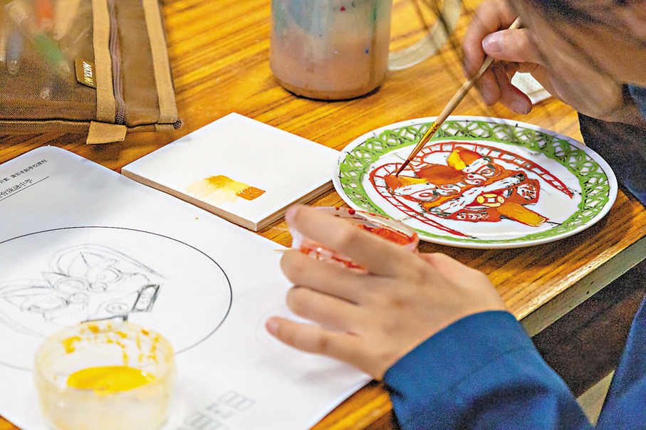 ●掌握廣彩技法後，學生可在瓷器上自由繪製感興趣的事物。 賽馬會「傳·創」非遺教育計劃供圖