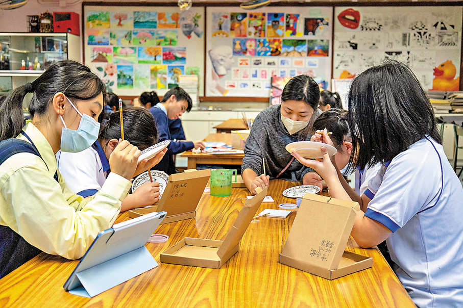 ●同學們在廣彩課堂中走近非遺，揮灑創意。 賽馬會「傳·創」非遺教育計劃供圖