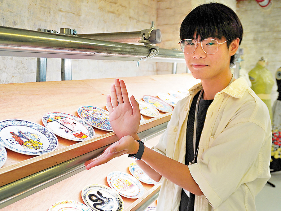 ●擔任「非遺大使」的阮同學展示自己的廣彩作品。