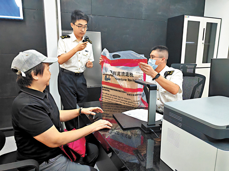 ●昨日，港人關女士成為福田口岸首位辦理離境退稅的顧客。 香港文匯報記者石華  攝