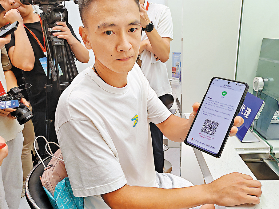 ●昨日在深圳灣口岸，港人陳先生展示離境退稅申報小程序。 香港文匯報記者石華  攝