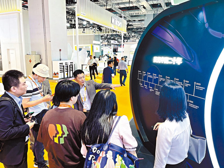 ●中國商務部新聞發言人表示，中美確認倫敦會談框架細節。圖為美國最大的存儲芯片製造商美光首次亮相第六屆進博會。 資料圖片