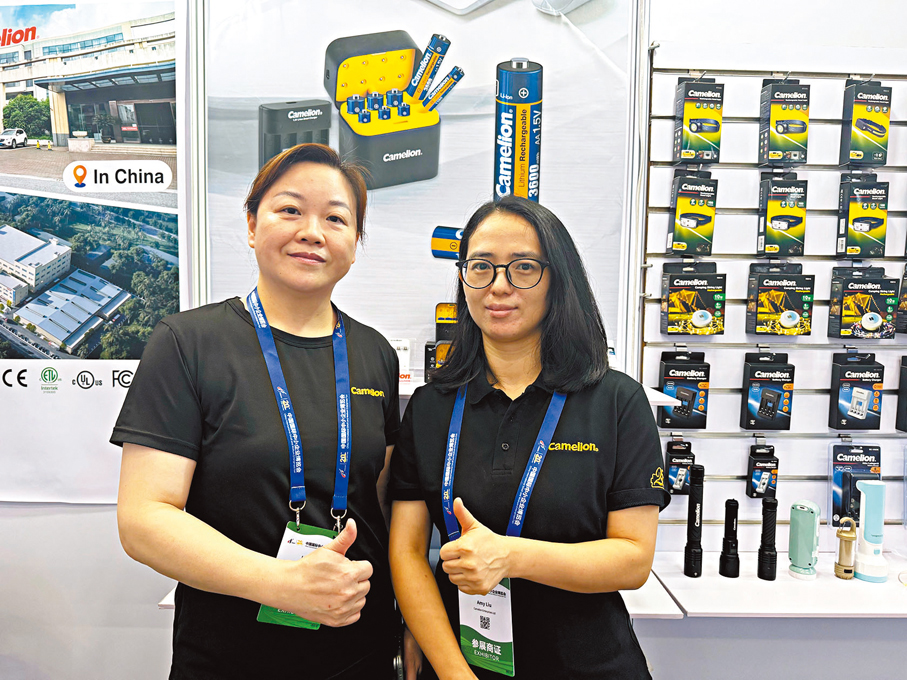 ●飛獅電池有限公司銷售總監陸靜（左）和同事希望透過參展讓更多內地市民認識他們的品牌。