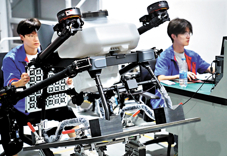 ●「天牧」低空大模型可以作為空中交通指揮專家。圖為工作人員在測試無人機的避障功能。 新華社