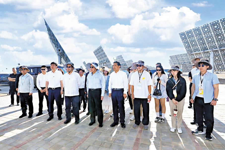 ●馬英九一行參觀甘肅敦煌光電產業園區。香港文匯報甘肅傳真