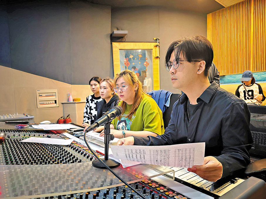 ●張家誠（右一）在錄音棚工作。 香港文匯報北京傳真