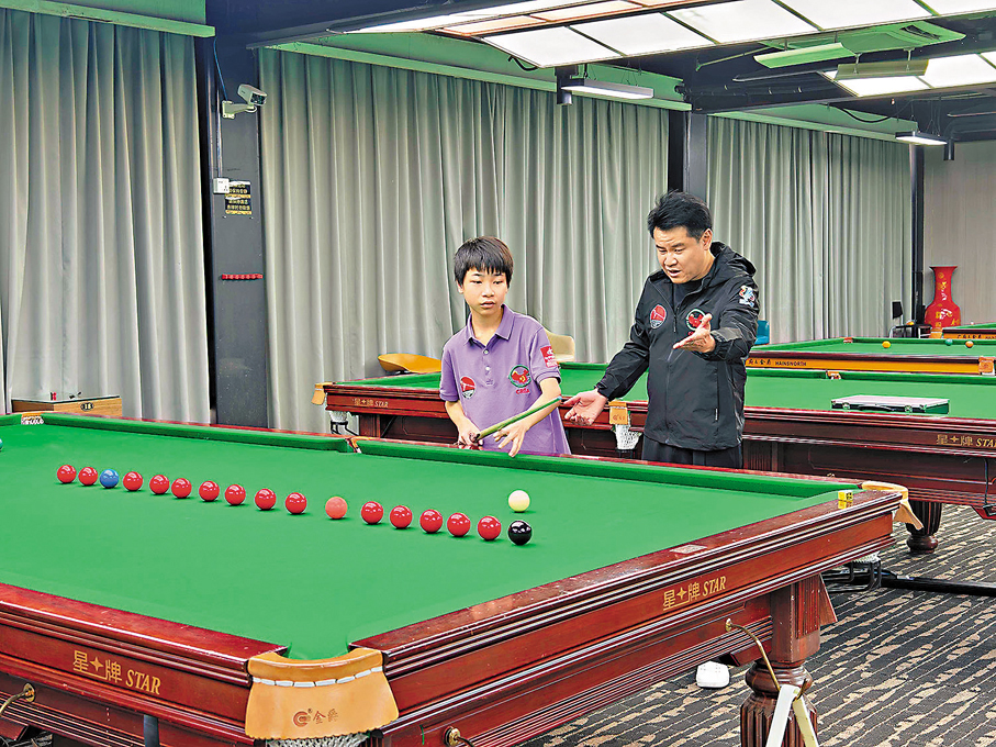 ●李俊文在教學員打球。 香港文匯報記者帥誠  攝