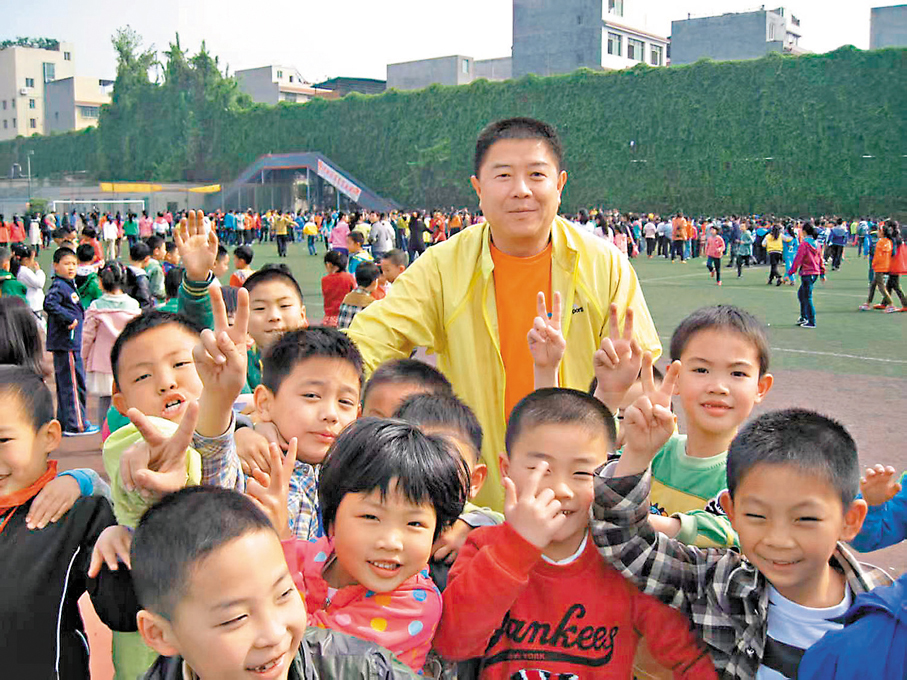 ●李德偉長年在內地做公益，足跡遍及很多省份。香港文匯報雲南傳真