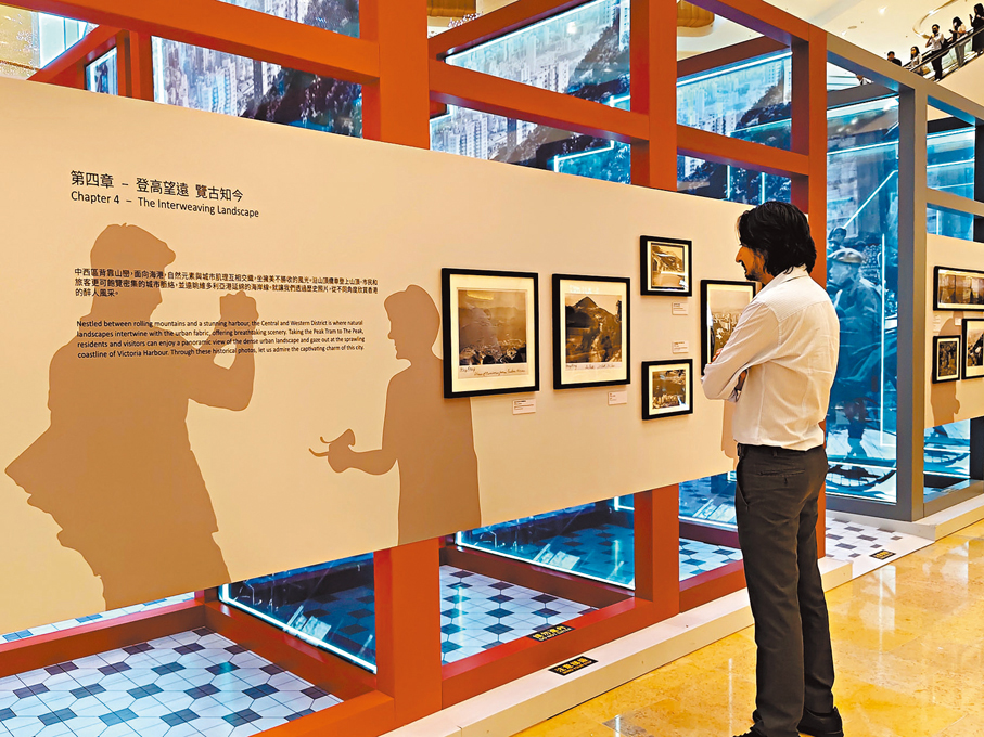 ●不少市民在觀看展覽。