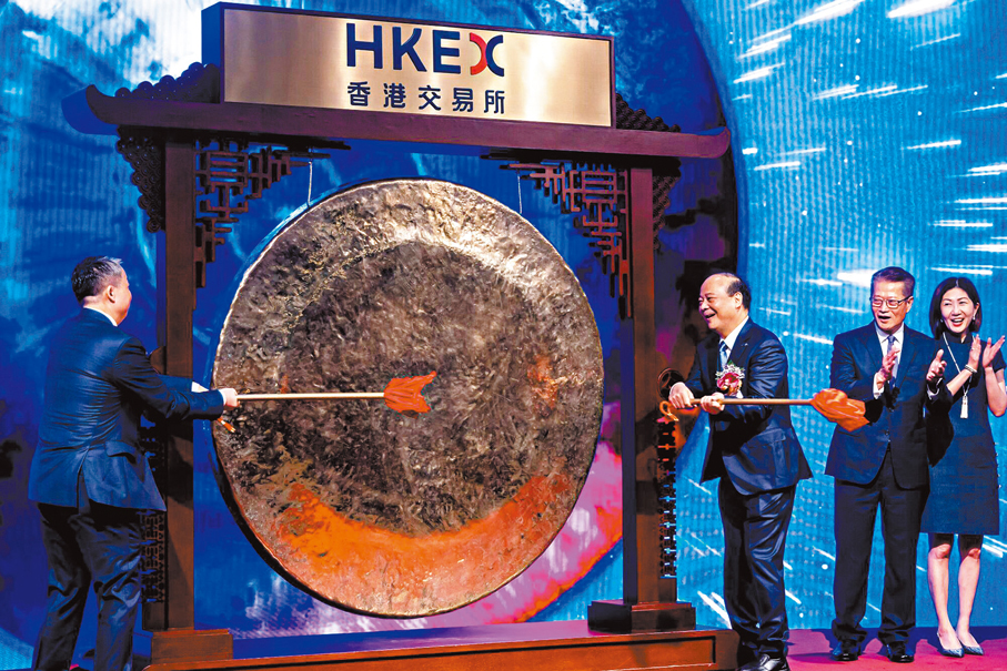 ●陳茂波認為，內地企業在港上市集資有利自身拓展海外業務。圖為他（右二）在5月20日見證寧德時代上市儀式。 資料圖片