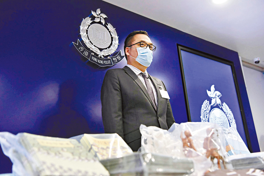 ●警方國安處展示行動中搜獲的刊物，當中含有大量煽動仇視內地與香港政府的內容。 資料圖片