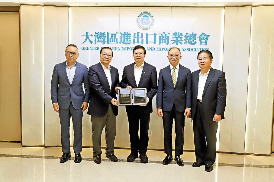 ●邱勇率代表團到訪大灣區進出口商業總會考察交流。