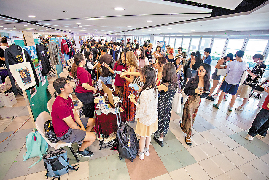 ●《專題快訊》報告總結出建設國際教育樞紐的五大好處。圖為港大非本地新生迎新活動。 資料圖片