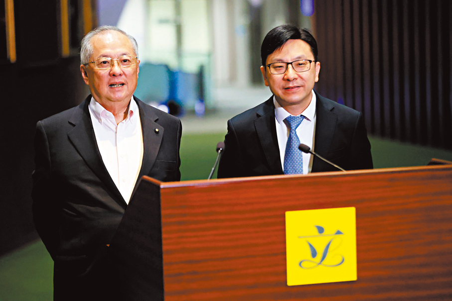 ●張宇人（左）及孫玉菡（右）昨日公布下月推出第二輪的「愛心食肆 賞你惠食」計劃。香港文匯報記者萬霜靈  攝