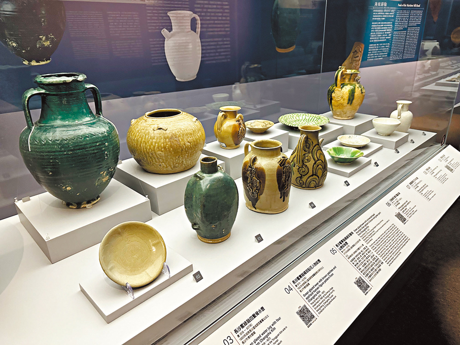 ●「唐風萬里：多元交融開放的盛世」展廳及部分展品。 香港文匯報記者李千尋  攝