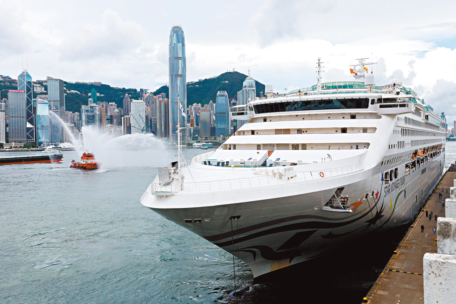 ●為歡迎領航星號抵港，消防船行水門禮迎接。 香港文匯報記者北山彥  攝