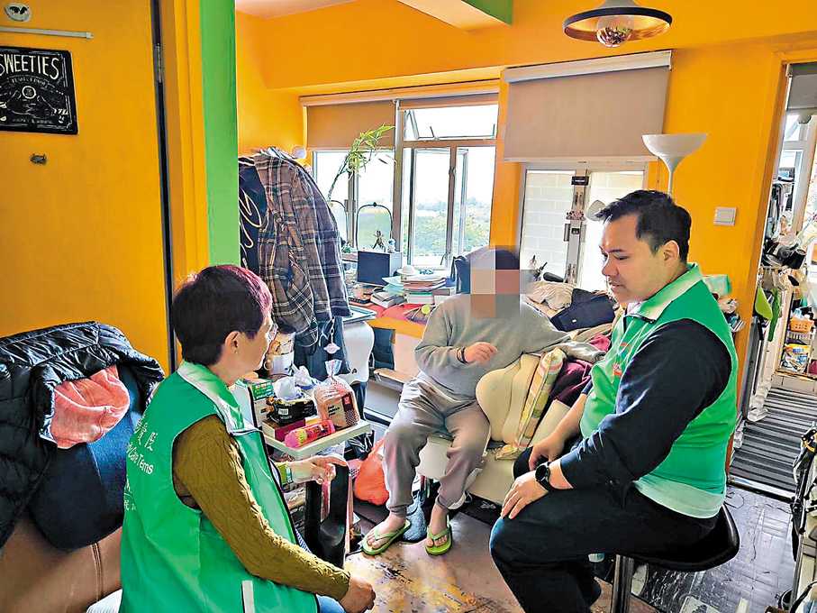 ●聯和墟關愛隊上門探訪受大廈升降機維修工程影響的住戶，為其送上支援和關懷。 作者供圖