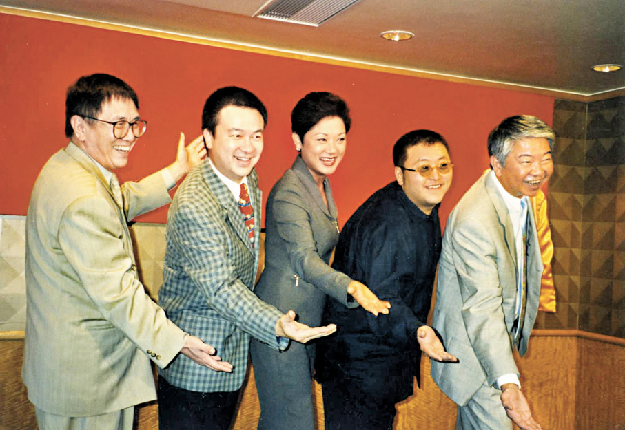 ●右起︰ 蔡瀾、谷德昭、葉麗儀、高志森、黃霑，當年一起合作結成好友。