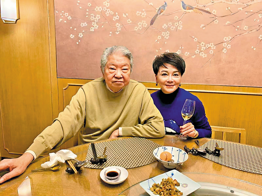 ●查小欣表示喝酒是她和蔡瀾的共同嗜好。 受訪者供圖