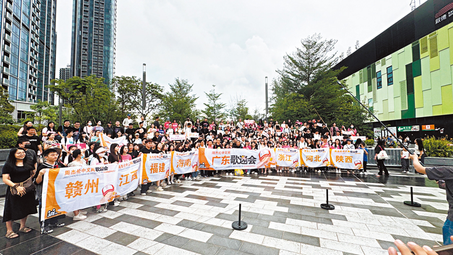 ●來自不同地方的歌迷組團來港看演出。 達里  攝