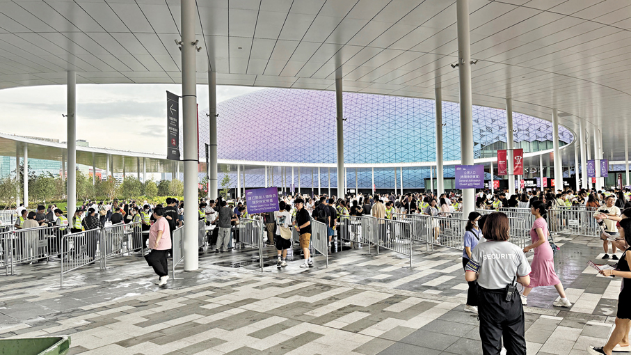 ●昨日下午4時多，歌迷已陸續抵達啟德主場館準備入場。  達里  攝