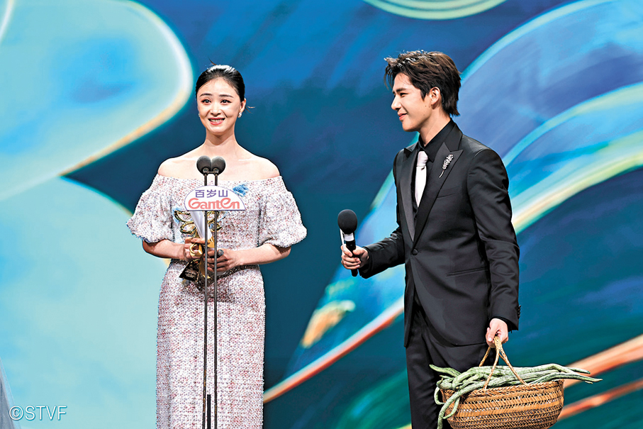 ●王安宇為「媽媽」蔣欣獻上一籃蛇瓜。  主辦方供圖