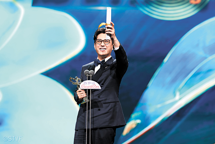 ●靳東感恩在白玉蘭而立之年摘得視帝殊榮。   主辦方供圖